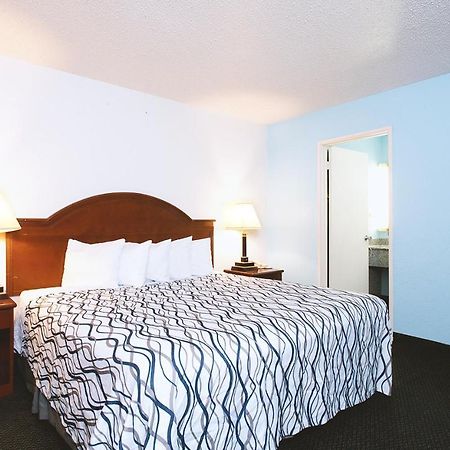 Sky-Palace Inn & Suites Wichita East Buitenkant foto
