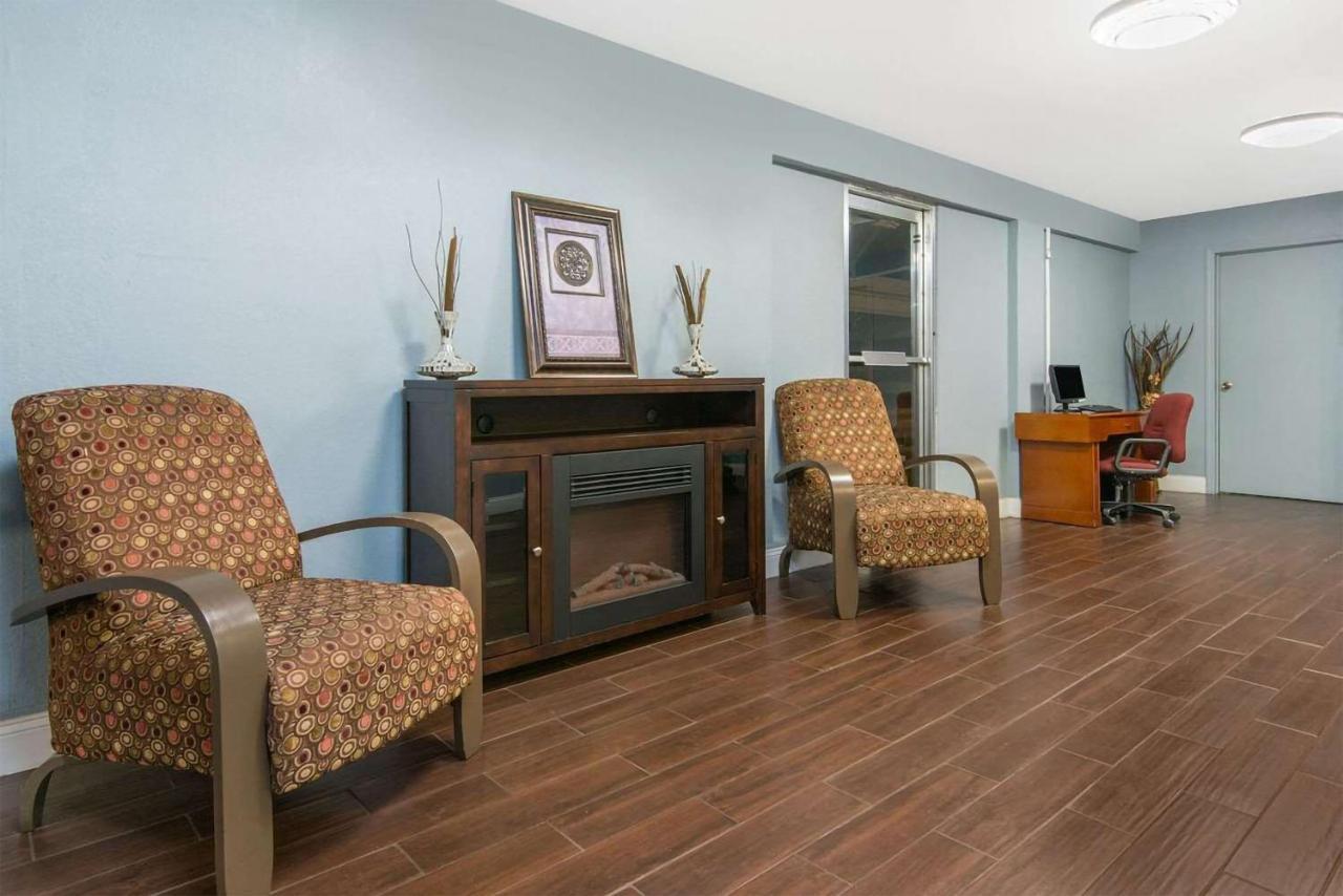 Sky-Palace Inn & Suites Wichita East Buitenkant foto