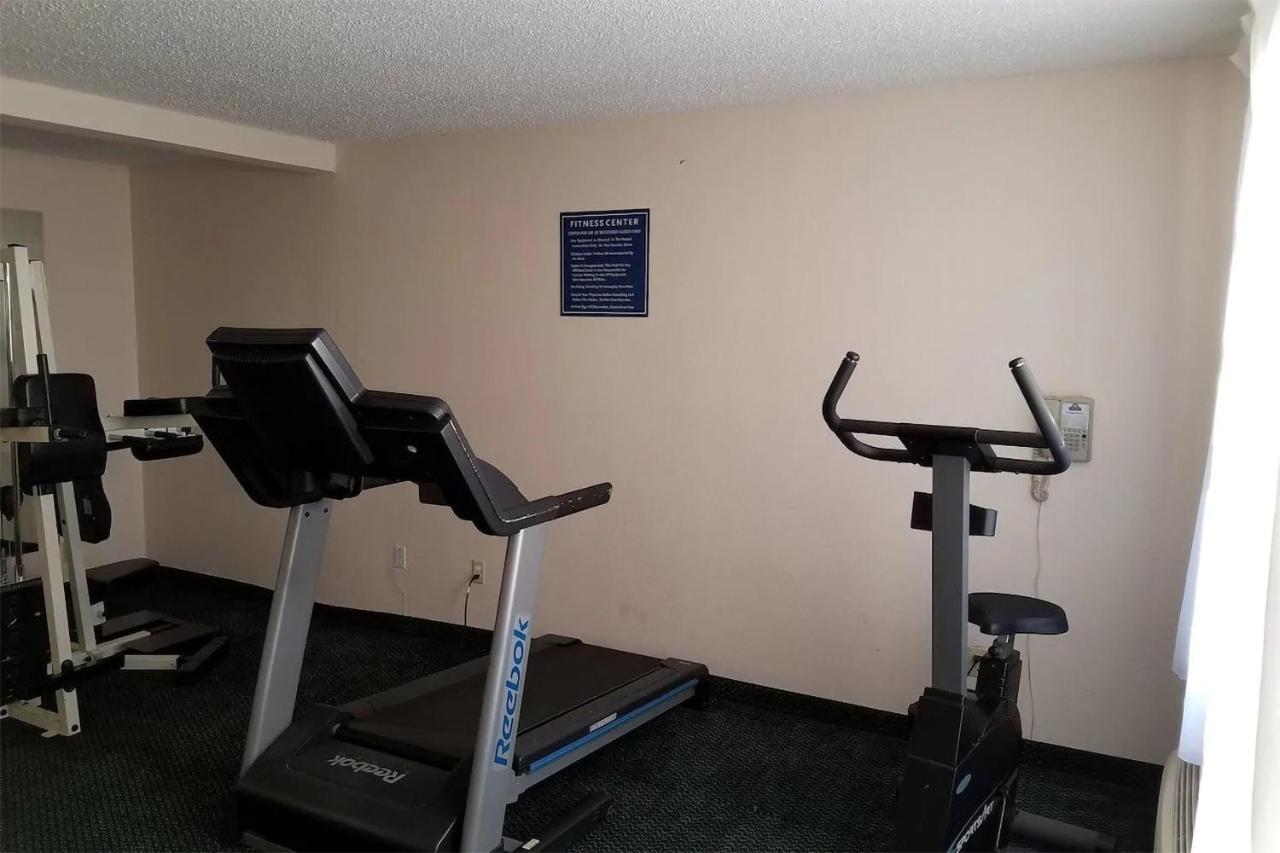 Sky-Palace Inn & Suites Wichita East Buitenkant foto
