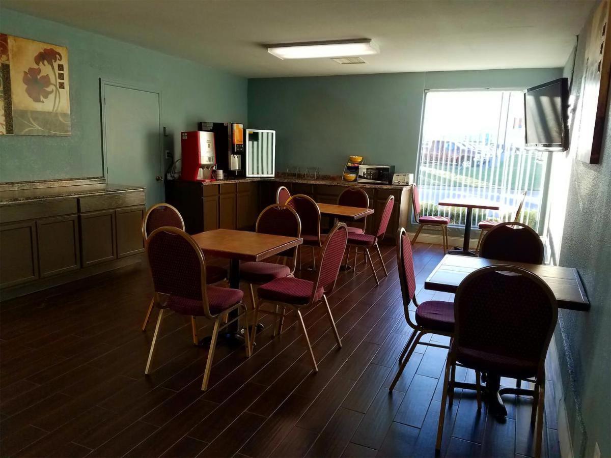 Sky-Palace Inn & Suites Wichita East Buitenkant foto