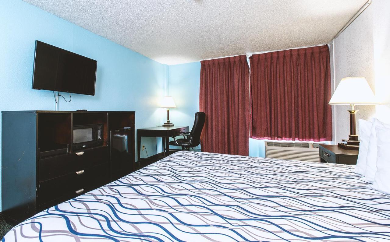 Sky-Palace Inn & Suites Wichita East Buitenkant foto