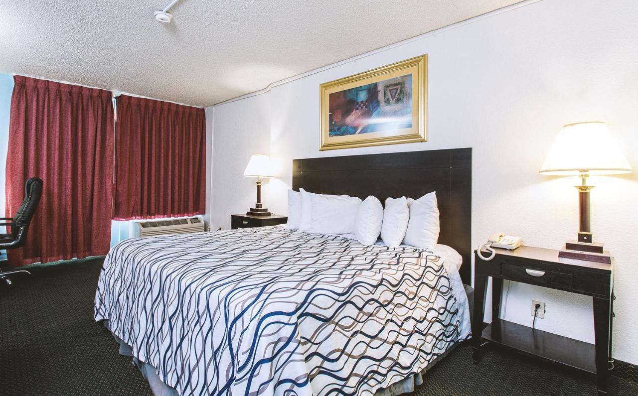 Sky-Palace Inn & Suites Wichita East Buitenkant foto