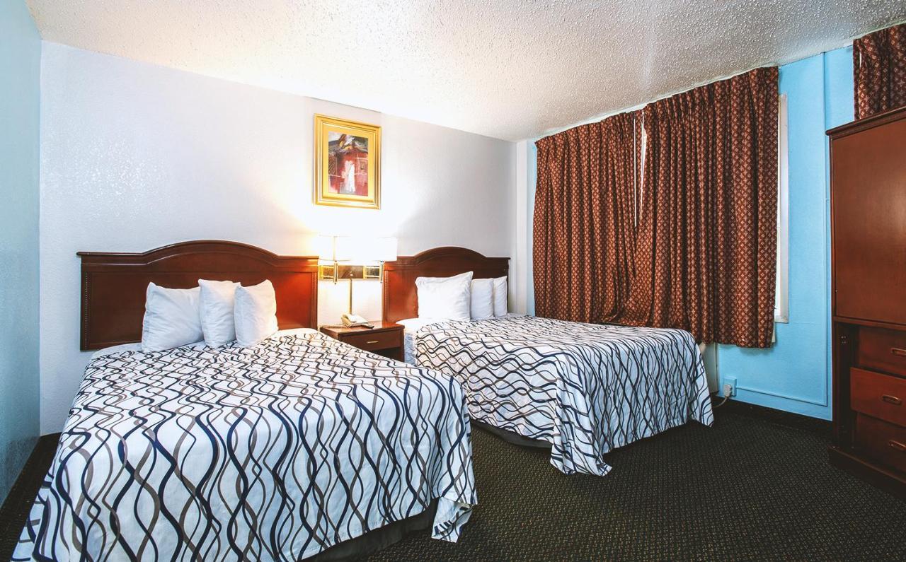 Sky-Palace Inn & Suites Wichita East Buitenkant foto