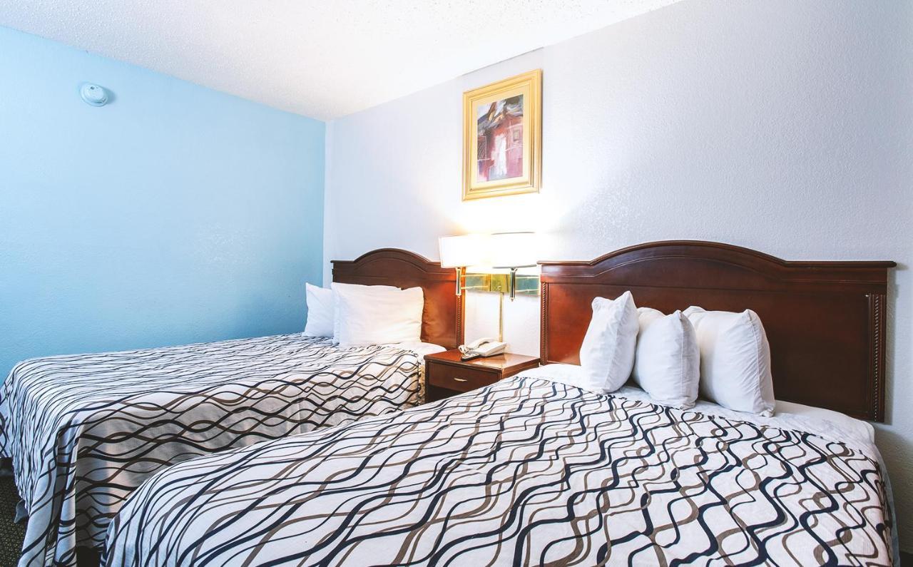 Sky-Palace Inn & Suites Wichita East Buitenkant foto