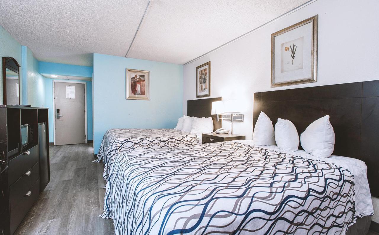 Sky-Palace Inn & Suites Wichita East Buitenkant foto