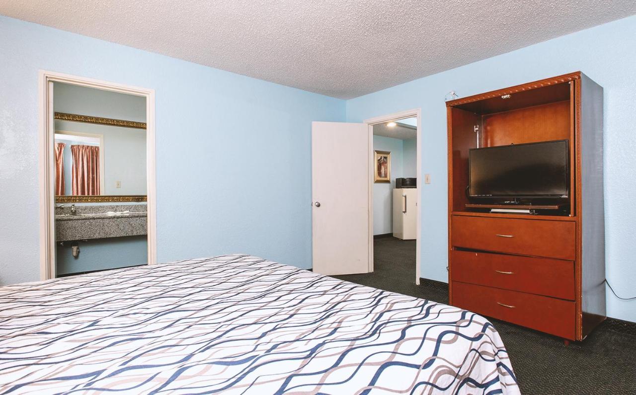 Sky-Palace Inn & Suites Wichita East Buitenkant foto