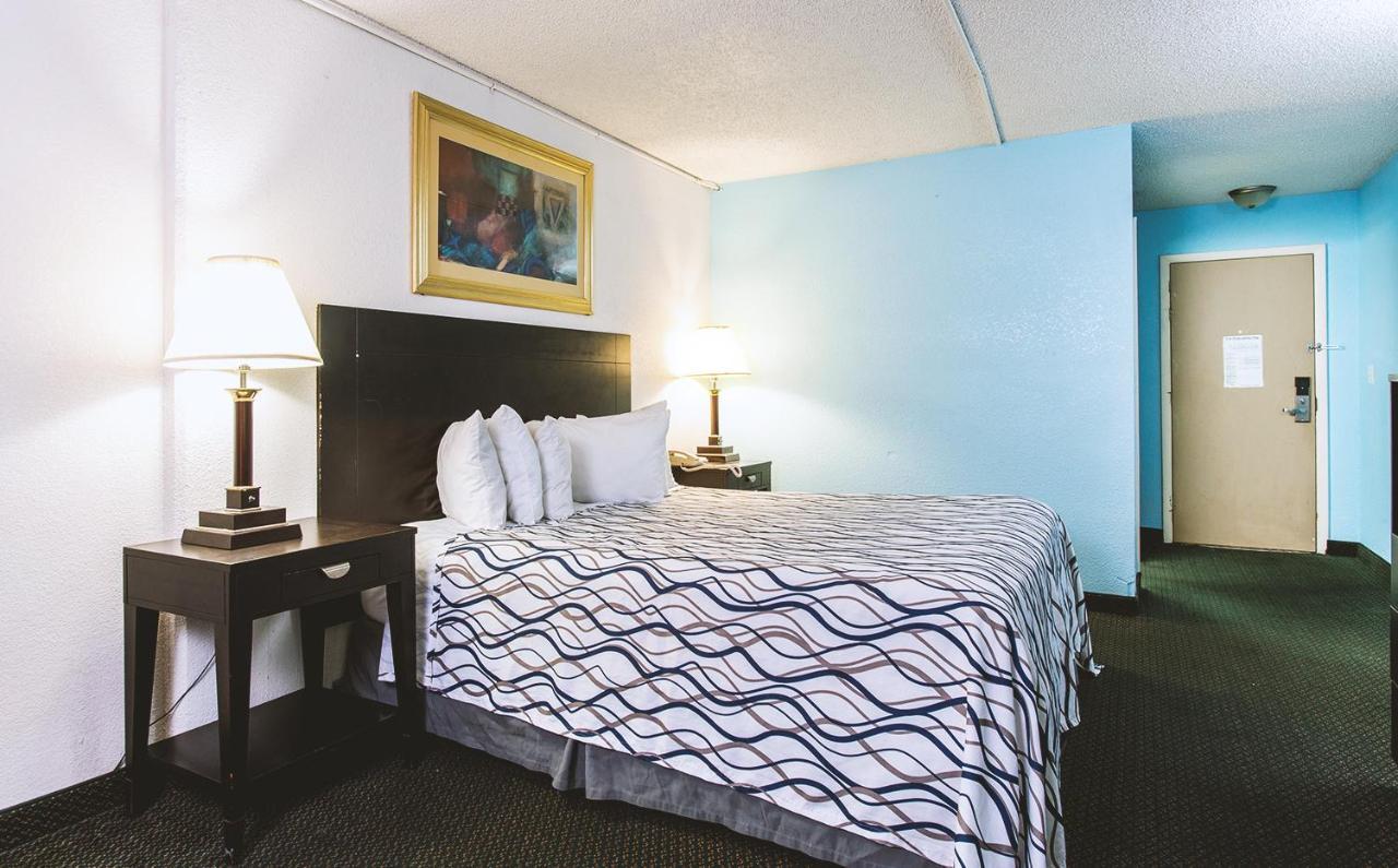 Sky-Palace Inn & Suites Wichita East Buitenkant foto