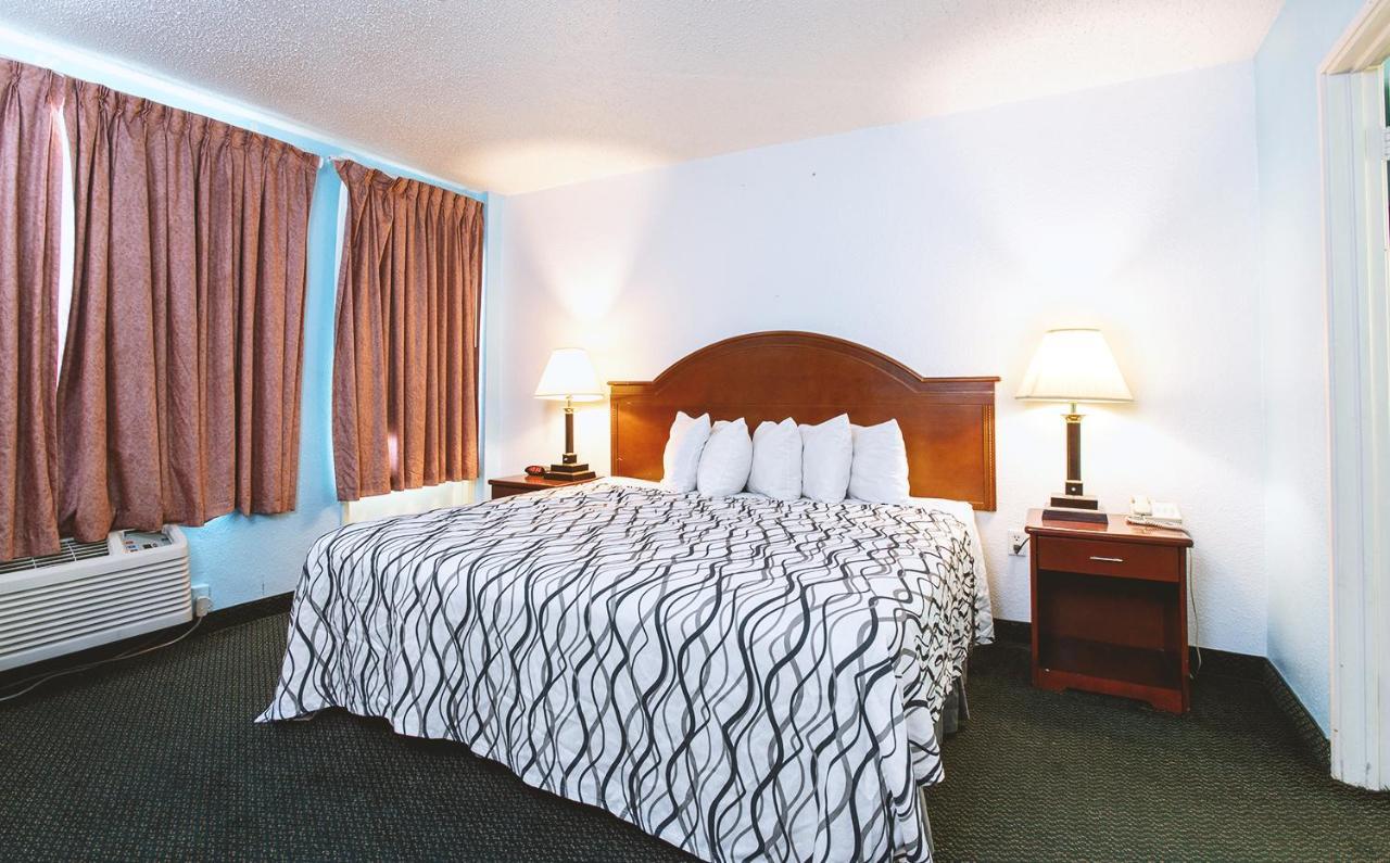 Sky-Palace Inn & Suites Wichita East Buitenkant foto