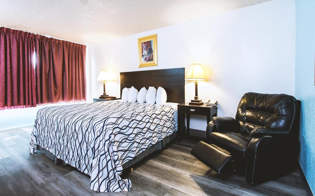Sky-Palace Inn & Suites Wichita East Buitenkant foto