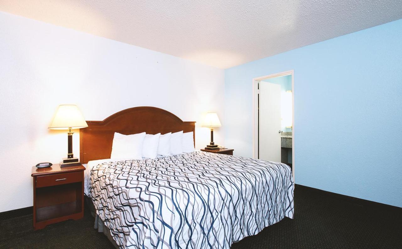 Sky-Palace Inn & Suites Wichita East Buitenkant foto